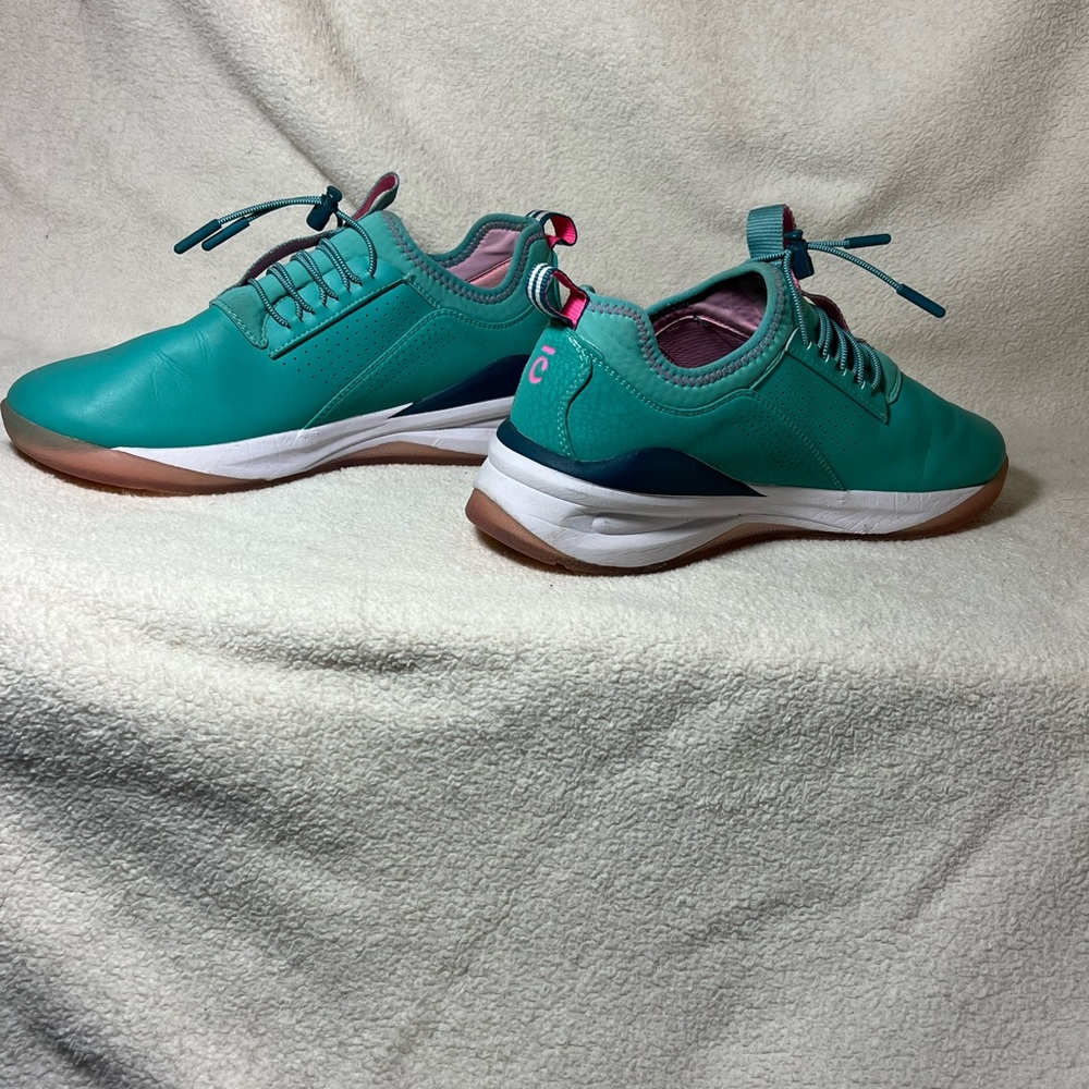 9W/7.5M  clove sneakers